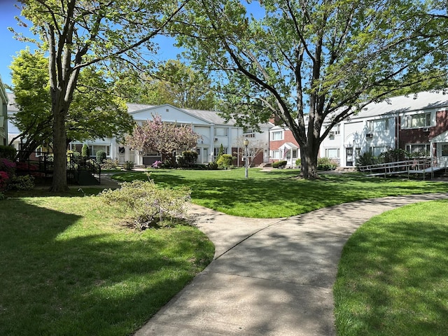 view of property's community with a lawn and a residential view