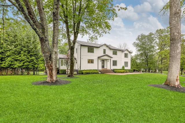 view of front of home featuring a front lawn