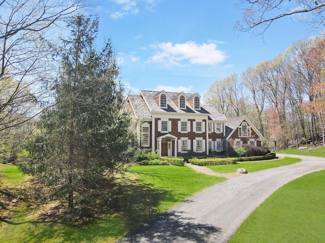 view of front of property featuring a front lawn