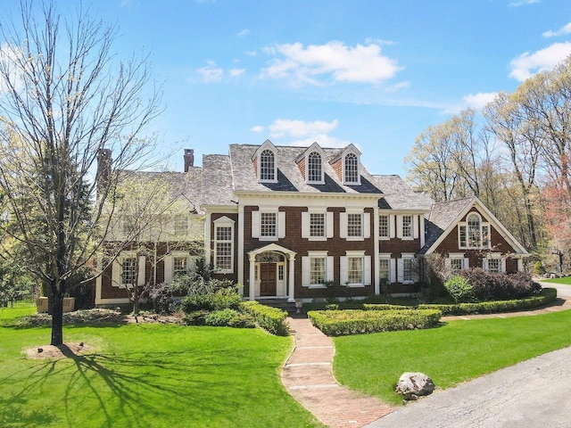 colonial home featuring a front lawn