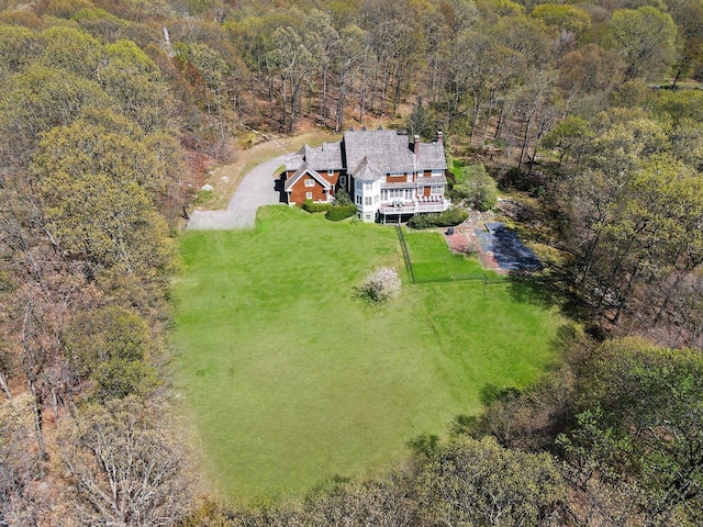 birds eye view of property featuring a forest view