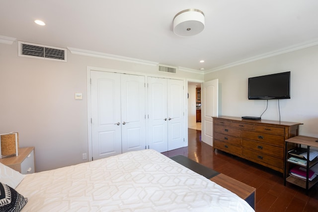 bedroom featuring crown molding, a closet, wood finished floors, and recessed lighting