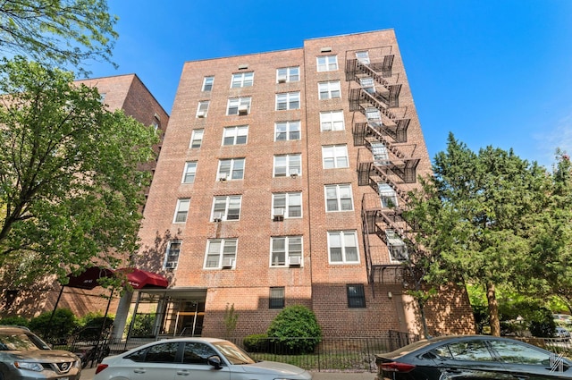 view of apartment building / complex