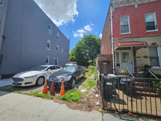 400 Linwood St, Brooklyn, NY 11208