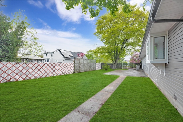view of yard featuring a patio