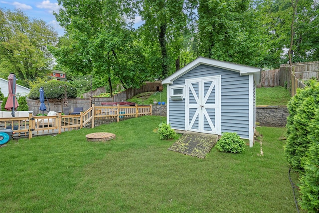 view of yard featuring a shed, an outdoor structure, and view of scattered trees