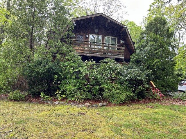 view of front facade with a front lawn