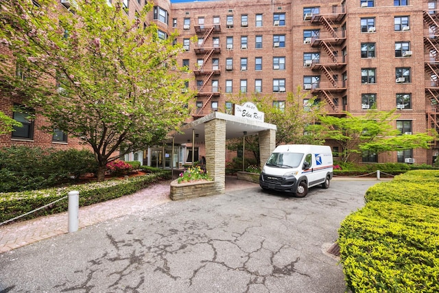 view of apartment building / complex