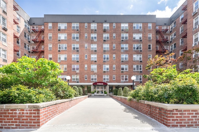 view of apartment building / complex