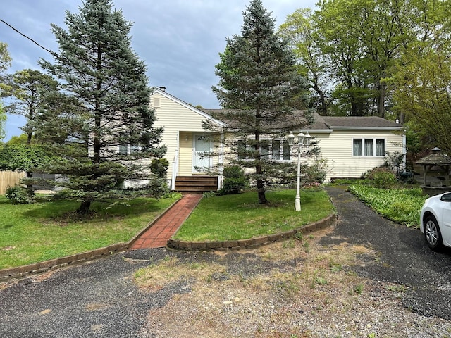view of front facade with a front lawn