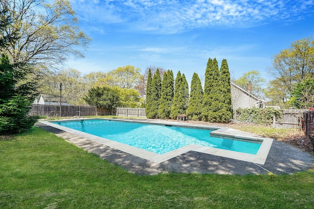 view of swimming pool