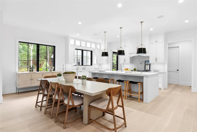 dining area featuring recessed lighting, light wood-style flooring, and baseboards