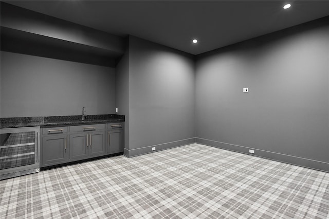 indoor wet bar with wine cooler, recessed lighting, and baseboards