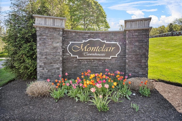 community / neighborhood sign featuring a yard