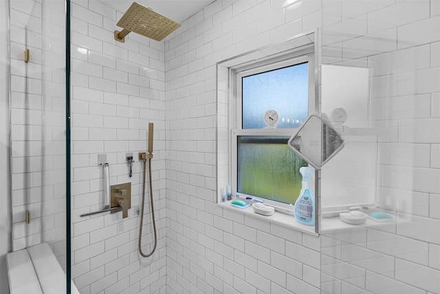 bathroom featuring tiled shower