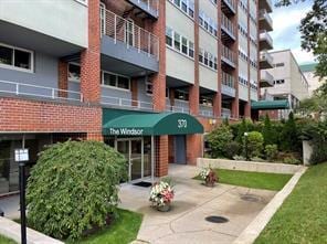 view of apartment building / complex