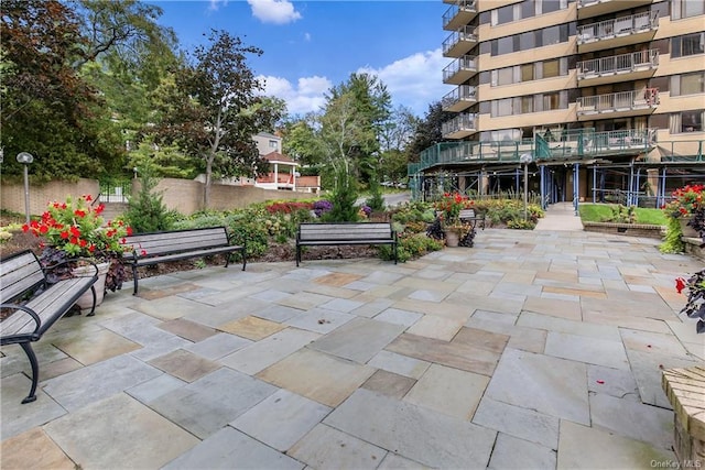 25 Rockledge Ave Unit 501, White Plains, NY 10601 - surrounding community featuring a patio