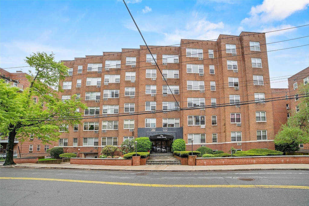 view of apartment building / complex