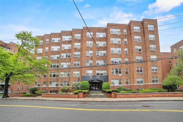 view of apartment building / complex