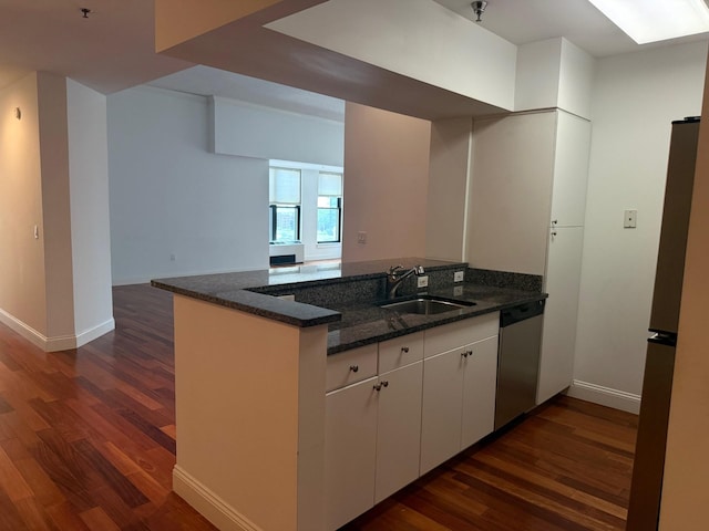 100 New Roc City Pl Unit 408, New Rochelle, NY 10801 - kitchen featuring a sink, appliances with stainless steel finishes, dark wood finished floors, baseboards, and a peninsula