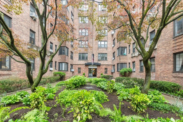 view of apartment building / complex