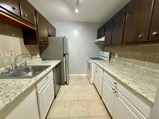 kitchen with white electric range oven, a sink, under cabinet range hood, stainless steel dishwasher, and decorative backsplash