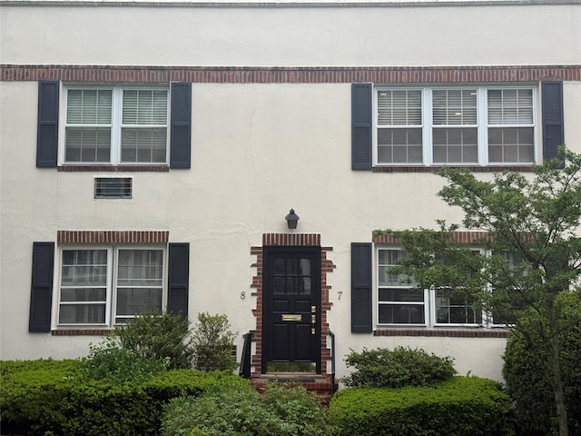 view of front facade featuring stucco siding