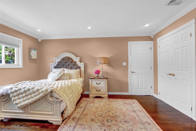 bedroom featuring wood finished floors, ornamental molding, recessed lighting, baseboards, and a closet