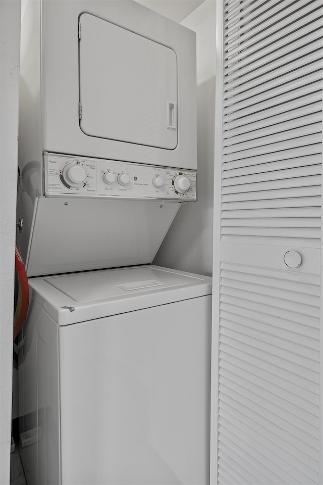 10 Stewart Pl Unit 4De, White Plains, NY 10603 - laundry area featuring stacked washer / drying machine