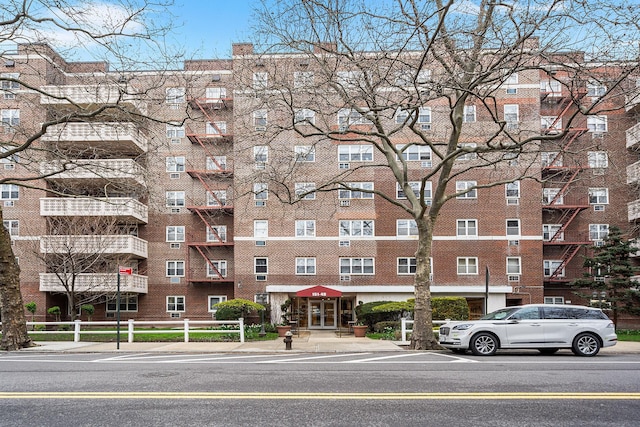 view of apartment building / complex