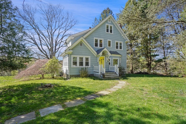 view of front facade featuring a front yard