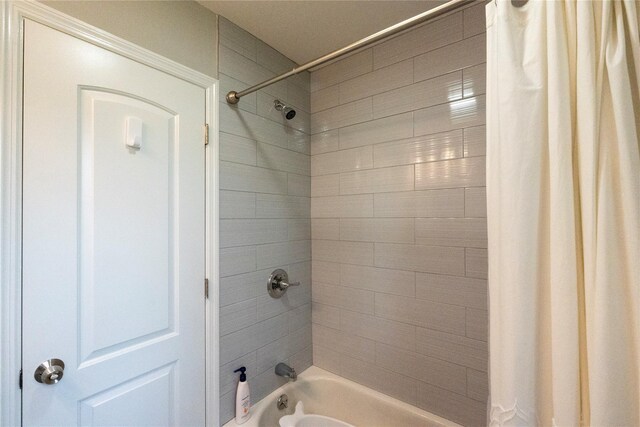 bathroom featuring shower / tub combo