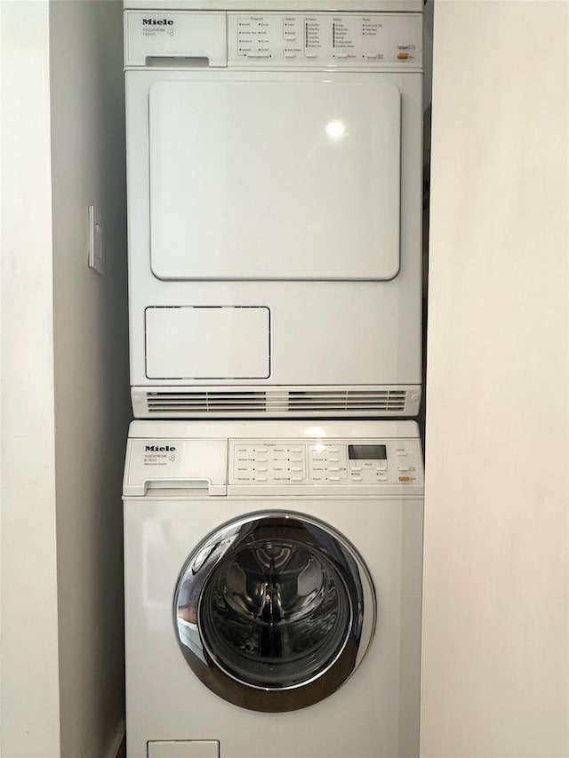 425 E 13th St Unit 1J, New York Manhattan, NY 10009 - laundry area with stacked washing machine and dryer