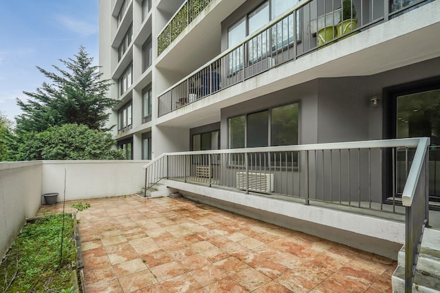 300 High Point Dr Unit 313, Hartsdale, NY 10530 - view of property's community with fence and a patio area