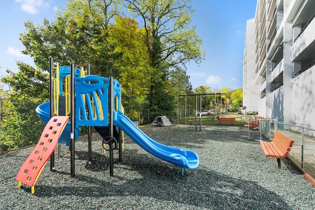 300 High Point Dr Unit 313, Hartsdale, NY 10530 - communal playground featuring fence