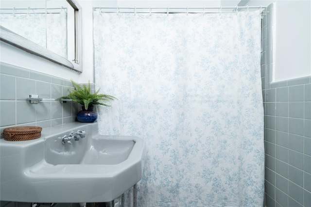 1 Salisbury Pt Unit 6C, Nyack, NY 10960 - full bathroom featuring a sink, tile walls, and curtained shower