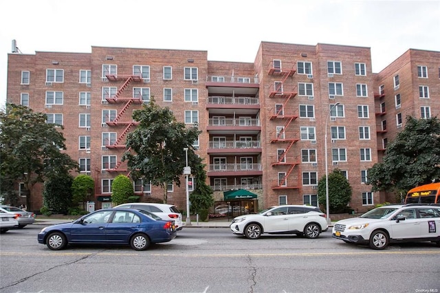 view of apartment building / complex