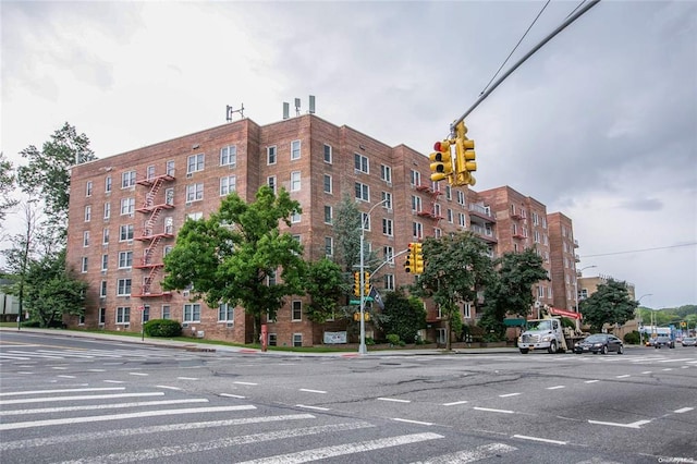 view of apartment building / complex