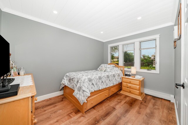 bedroom featuring a baseboard heating unit, baseboards, light wood-style flooring, recessed lighting, and crown molding