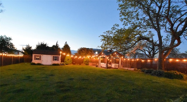 view of yard featuring an outbuilding