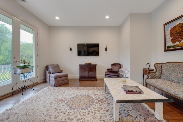 living room featuring wood finished floors, recessed lighting, and baseboards