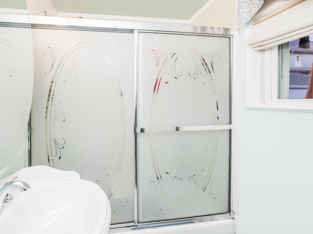 bathroom featuring a sink