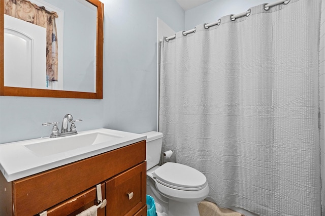 full bathroom with toilet, vanity, and curtained shower