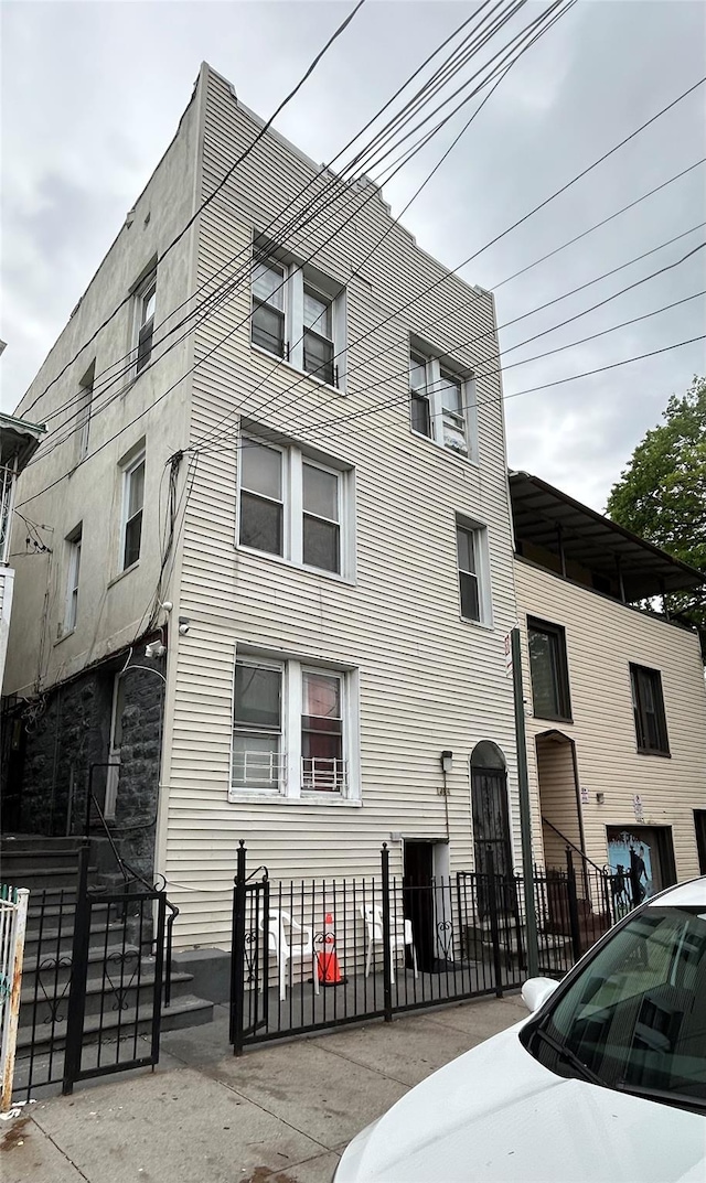 view of front of house featuring fence