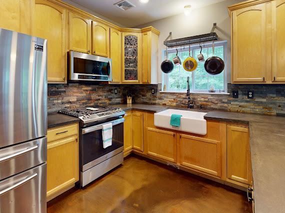 293 S Centerville Rd, Middletown, NY 10940 - kitchen with stainless steel appliances, a sink, tasteful backsplash, and dark countertops