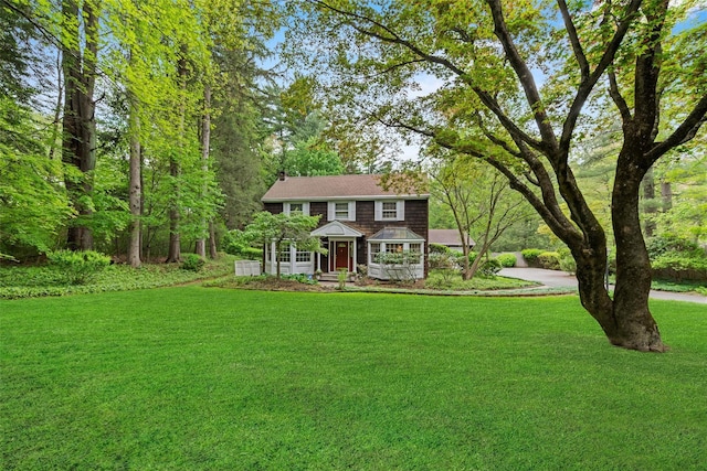 view of front facade with a front yard and driveway