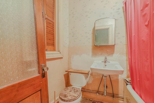 62-12 60th Dr, Maspeth, NY 11378 - bathroom featuring wallpapered walls, toilet, a wainscoted wall, and shower / tub combo with curtain