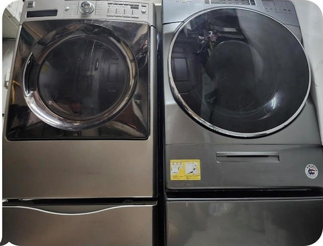 2 Burnett Ave, Bay Shore, NY 11706 - laundry area with washer / dryer