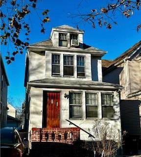 view of american foursquare style home