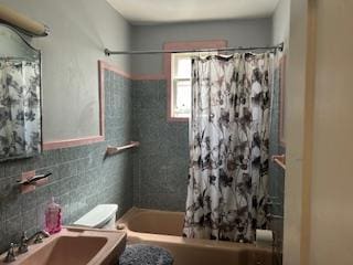 62-53 80th Rd, Glendale, NY 11385 - bathroom featuring shower / tub combo, vanity, tile walls, and decorative backsplash